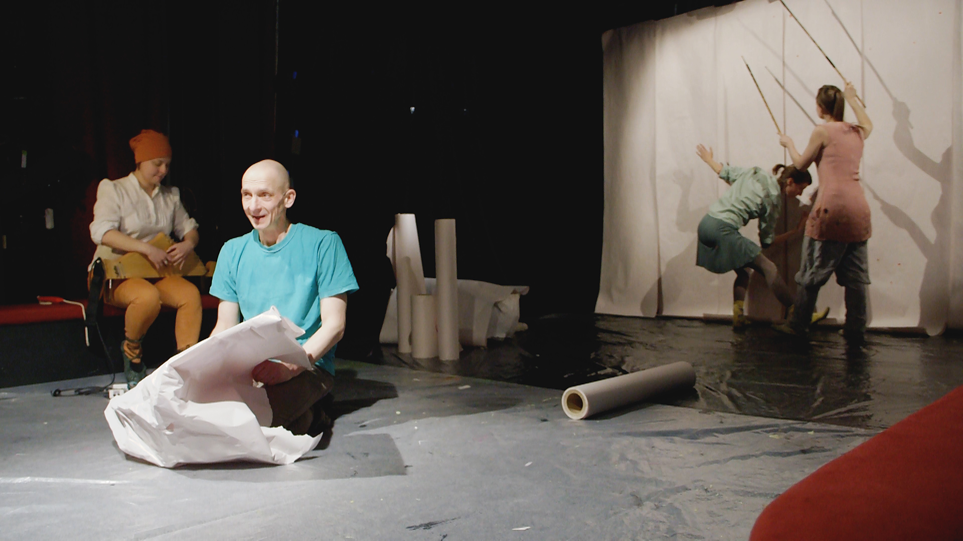 Skats no Zīmējumu teātra izrādes "7 pasakas par Ņukucīti" // Foto – Zigmunds Ziemelis